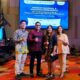 Ket. Foto : Ketua Umum Perhimpunan Bank Perekonomian Rakyat Indonesia (Perbarindo) 2022-2026 Tedy Alamsyah (kedua kiri) berbincang dengan Team Head Commercial Banking BPR - CIMB Niaga Winda Fibriana (kedua kanan), Branch Manager CIMB Niaga Cabang Padang Tellyana (kanan), dan Business Improvement Commercial Banking CIMB Niaga Panji Mardhani (kiri) di sela Seminar Nasional dan Rapat Kerja Nasional Perbarindo di Padang, Jumat (18/10/2024).