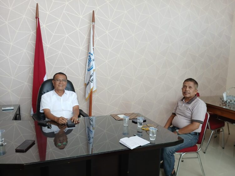 Ketua Gapensi Sumbar Afrizal didampingi Wakil Sekretaris Umum Heri Erizal di Kantornya Jalan Khatib Sulaiman Padang, Selasa (22/10). AFRIANITA