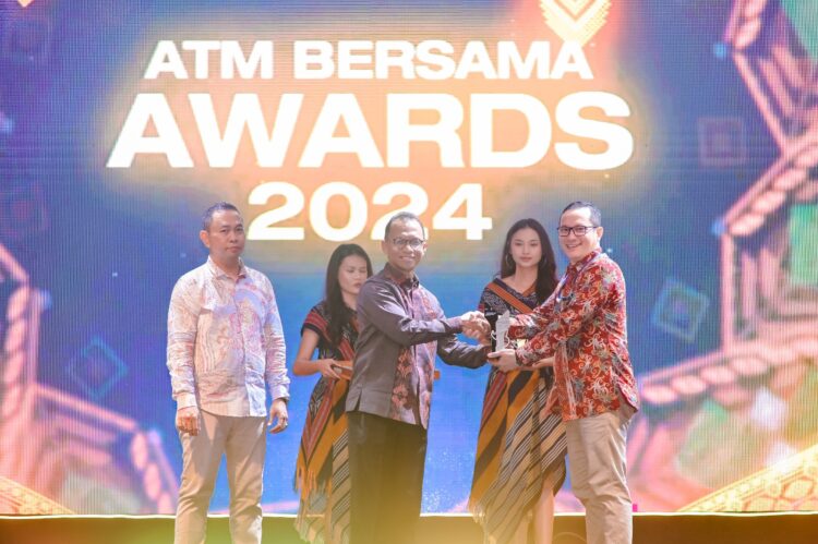 Penghargaan The Top Digital Transformations Regional Bank diterima langsung oleh Direktur Keuangan Bank Nagari Roni Edrian. DOK AFRIANITA