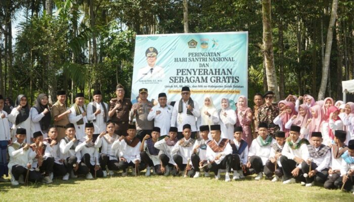 Pemkab Solsel Bagikan 3.354 Seragam Sekolah Madrasah di HSN 2024