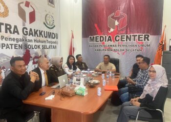 Tim Hukum Paslon KaYe melakukan mediasi dengan Bawaslu dan Gakumdu Solok Selatan terkait upaya penanganan laporan pelanggaran, Selasa (22/10).