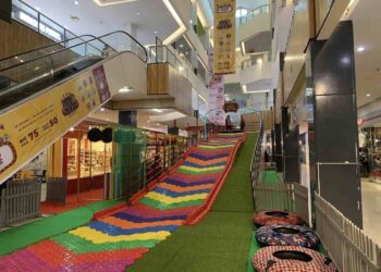 Rainbow Slide Indoor yang berada di lantai 1 Ramayana Padang. Minggu (27/10). PUTRI MERI YANTI PERTIWI