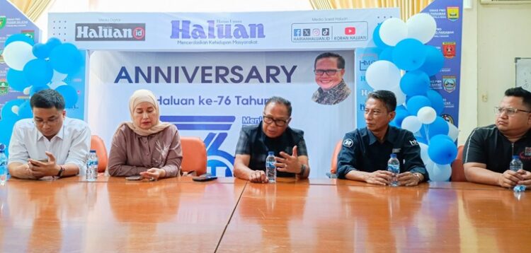 H. Basrizal Koto didampingi istri, Elita Basko, dan anak-anaknya, Zico Basko, Bernando Basko, Wendoky Basko; serta Direktur Pengawasan Mall dan Hotel Basko Group, Robby Wiryawan mengunjungi Kantor Harian Haluan di Kompleks Lanud Sutan Sjahrir, Kota Padang, Kamis (3/10). RAMADHANA