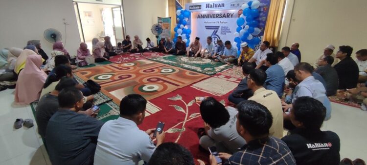 Suasana syukuran memperingati Hari Ulang Tahun Harian Umum Haluan Ke-76 di Kantor Haluan di Kompleks Lanud Sutan Sjahrir, Selasa (1/10). IRHAM