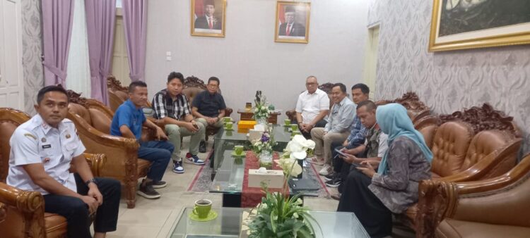 Penjabat (Pj) Wali Kota Padang menerima kunjungan Presiden Direktur PT Indopower Internasional Prof. Dr. Harun Al Rosyid, Assoc di Rumah Dinas Wali Kota Padang, Rabu (16/10) malam.IST