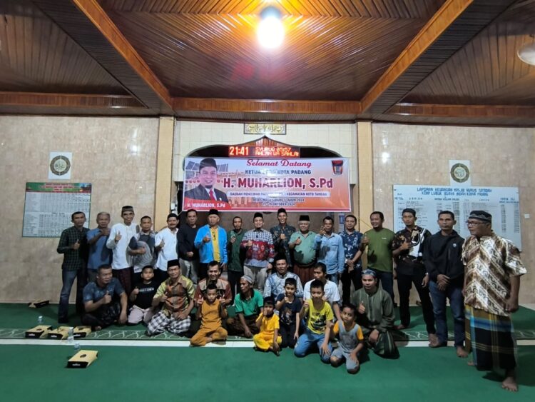 Ketua Dewan Perwakilan Rakyat Daerah (DPRD) Kota Padang Muharlion foto bersama dengan masyarakat usai menjaring aspirasi. Yessi