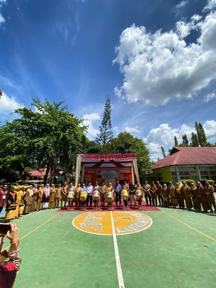 SMP Negeri 3 Lubuk Basung menyelenggarakan Spenega Contest, ajang tahunan yang menampilkan dan mengasah bakat siswa, Selasa (29/10). DEPIT