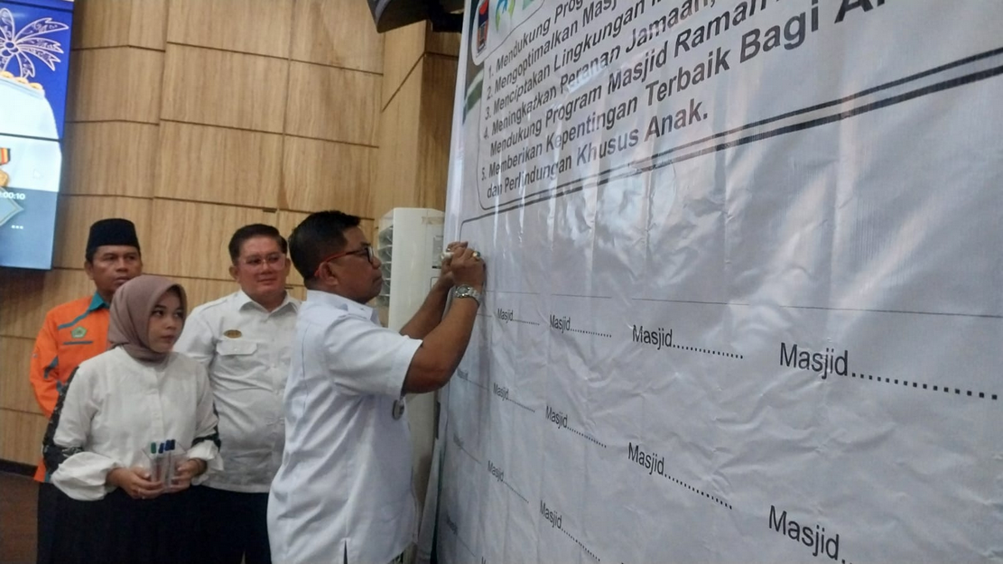 Pemerintah Kota Padang, mencanangkan masjid ramah anak sebagai salah satu langkah dalam mewujudkan kota layak anak.