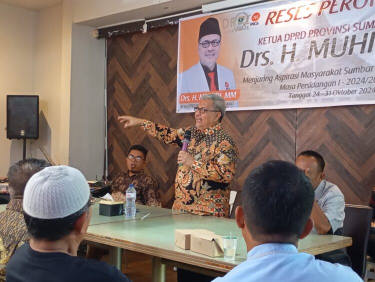 Ketua DPRD Sumbar, Muhidi saat menggelar reses di Kota Padang, Minggu (27/10). IST