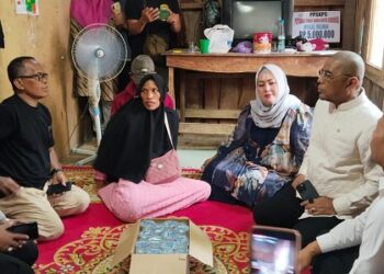 Anggota DPR RI periode 2024-2029, Arisal Aziz mengunjungi keluarga korban pembunuhan Nia Kurnia Sari (18) Jumat. (4/10/2024).