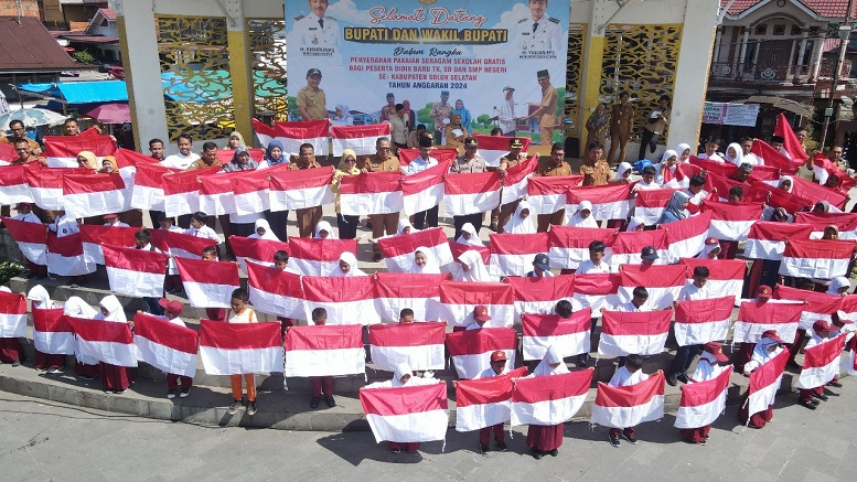 Pemkab Solsel menunjukkan tekad peningkatan kualitas SDM dengan menyalurkan bantuan seragam sekolah gratis.