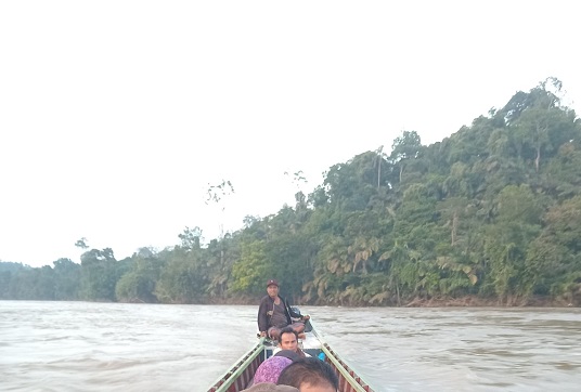 Pak Kulan tengah sibuk menyiapkan segala kebutuhan dan perlengkapan perahu tempelnya yang akan mengarungi Sungai Batanghari.