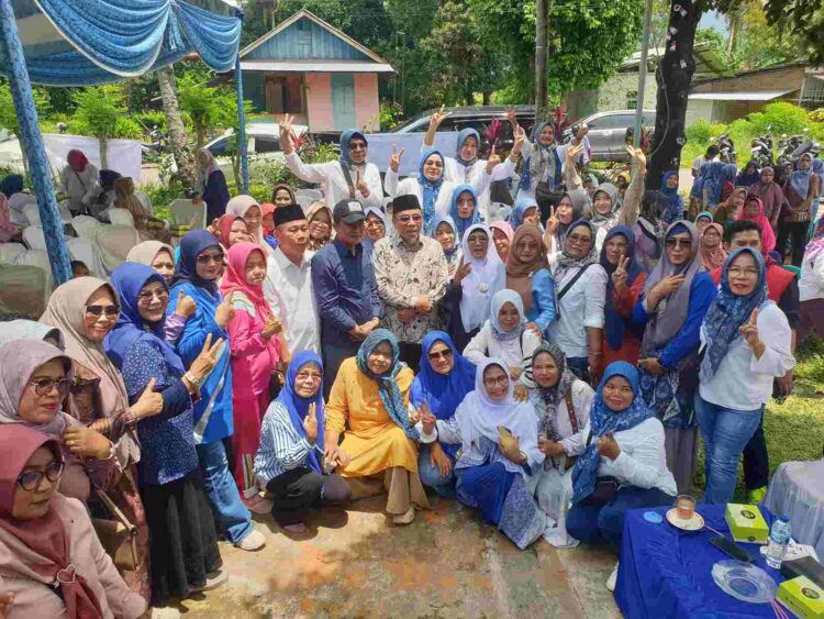 Calon Wakil Gubernur Sumbar, Ekos Albar, berfoto bersama ibu-ibu di Kelurahan Kurao Pagang, Kecamatan Nanggalo, Padang, Sabtu (12/10/2024), setelah silaturahmi.