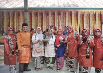 MIN 1 Solok menampilkan pementasan randai dalam tiga bahasa sebagai implementasi dari kurikulum merdeka diantaranya randai dan tari.