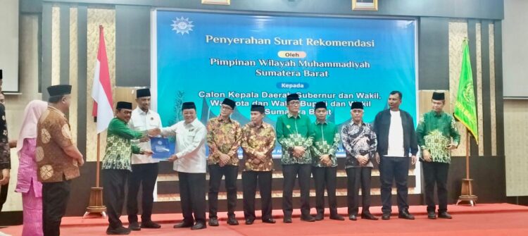 Almaisyar saat menerima surat rekomendasi dari PWM Muhammdiyah Sumbar, Senin (7/10). IST