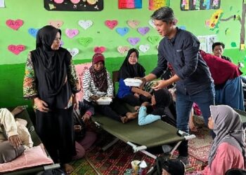 Tim Indosat menyerahkan bantuan yang berasal dari dana CSR Indosat, kepada korban banjir lahar dingin di Agam, Mei 2024 lalu. IST