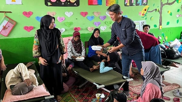 Tim Indosat menyerahkan bantuan yang berasal dari dana CSR Indosat, kepada korban banjir lahar dingin di Agam, Mei 2024 lalu. IST