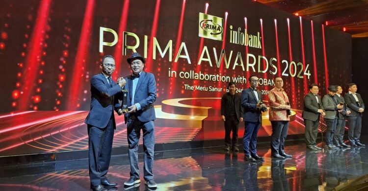 Tiga penghargaan PRIMA Award 2024 diterima Direktur Keuangan Bank Nagari Roni Edrian yang diserahkan Wakil Presiden Direktur PT. Rintis Sejahtera (RINTIS) Suryono Hidayat dan Chairman Infobank Group Eko B. Supriyanto di The Meru Hotel Sanur Bali, Kamis (24/10).DOK AFRIANITA