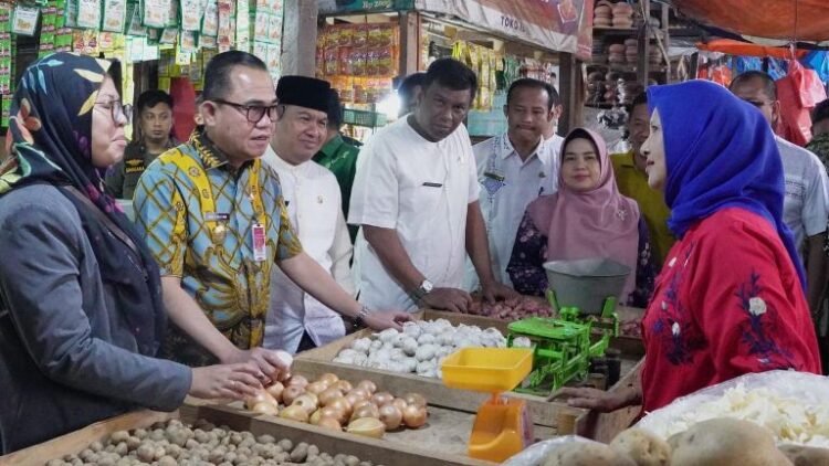 Pjs Wali Kota Bukittinggi H. Hani Syopiar Rustam bersama Tim Pengendalian Inflasi Daerah (TPID) Kota Bukittinggi meninjau harga bahan pokok tersebut di Pasar Bawah Bukittinggi, Jumat (4/10).GATOT