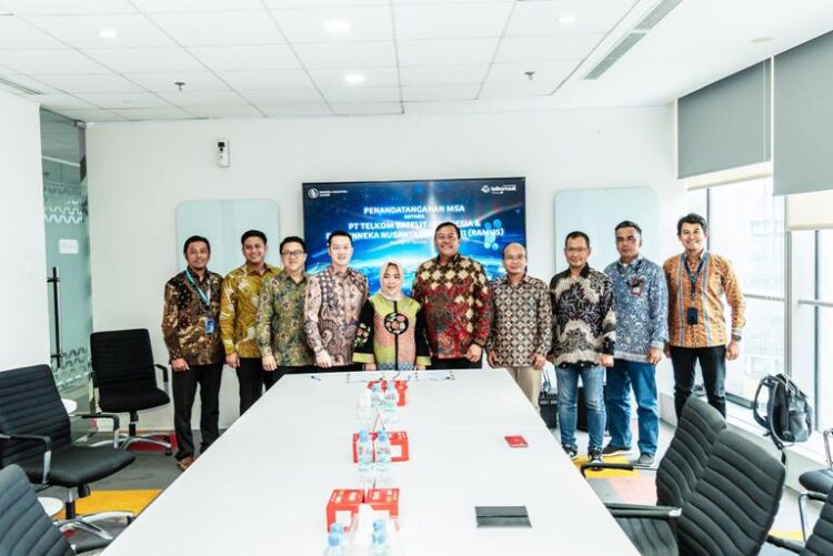 Direktur PT Bhinneka Nusantara Mandiri Nuraeni E. Sudirman dan Direktur Utama Telkomsat Lukman Hakim Abd Rauf pada penandatanganan MSA antara Telkomsat dan PT Bhinneka Nusantara Mandiri yang berlangsung pada Jumat, (4/10) IST