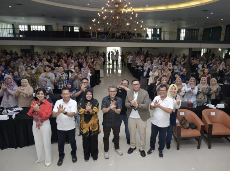 (Kiri ke Kanan) Senior General Manager Social Responsibility Center Telkom Hery Susanto, Kepala Dinas Pendidikan dan Kebudayaan Kabupaten Subang Dra. Nunung Suryani, M.Si, Pengamat Kebijakan Publik dan pakar pendidikan Prof. Dr. Karim Suryadi, M.Si, EVP Telkom Regional II E. Kurniawan, dan GM Witel Bekasi Karawang Hari Purwanto dalam acara “Indonesia Digital Learning for Great Teacher” yang berlangsung pada 12-13 Oktober 2024, di Gedung Serbaguna Mulia Kabupaten Subang. IST