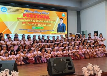 FOTO BERSAMA - Perayaan festival dalam Gebyar Mutiara Minang yang dihelat selama dua hari ini, Sabtu-Minggu (23,24/11). WINDA