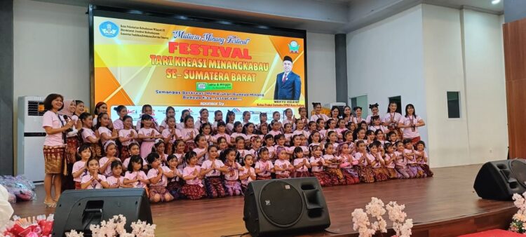 FOTO BERSAMA - Perayaan festival dalam Gebyar Mutiara Minang yang dihelat selama dua hari ini, Sabtu-Minggu (23,24/11). WINDA