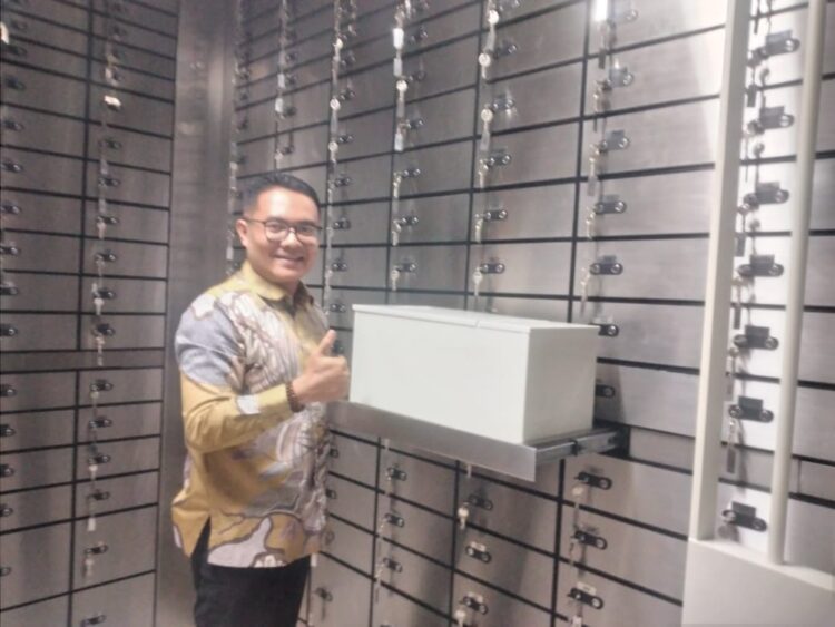 Pemimpin Bank Nagari Cabang Painan Helfiyanrika, memperlihatkan Safe Deposit Box yang bisa disewa nasabah untuk menyimpan benda berharga ataupun dokumen dengan aman.  ATVIARNI