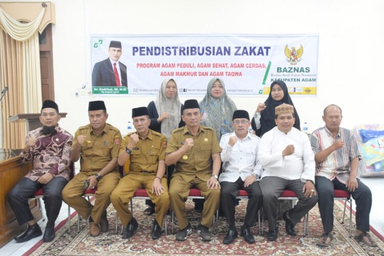 Badan Amil Zakat Nasional (Baznas) Kabupaten Agam menyerahkan Zakat, Infak dan sedekah (SIZ) tahap II untuk Agam wilayah Timur di Mess Pemkab Agam Belakang Balok Bukittinggi, kemarin.IST