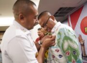 Penghargaan Kembali Diraih Tanah Datar, Pjs. Bupati Arry Yuswandi Terima Lencana