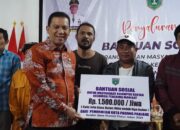 Pj Wako Sonny Serahkan Bantuan Sosial untuk Kelompok Rentan