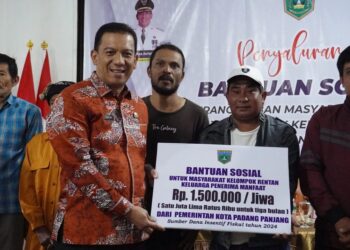 Pj Wako Sonny Serahkan Bantuan Sosial untuk Kelompok Rentan