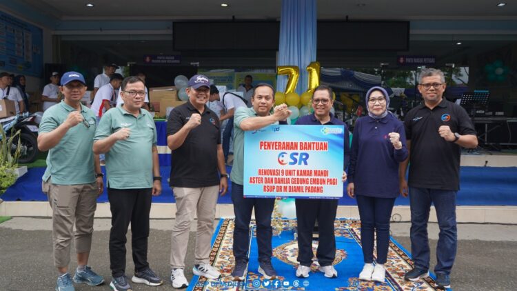 Bantuan  CSR diserahkan oleh Direktur Utama Bank Nagari Gusti Candra yang diterima Direktur Utama RSUP Dr M Djamil Dr dr Dovy Djanas SpOG KFM MARS FISQua saat Puncak HKN dan HUT ke-71 RSUP Dr M Djamil di Halaman Gedung Administrasi dan Instalasi Rawat Jalan, Sabtu (23/11). DOK AFRIANITA