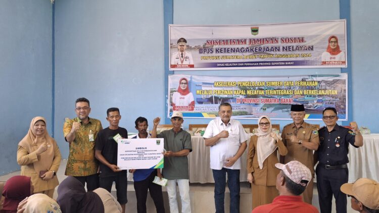 Penyerahan secara simbolis kartu kepesertaan BPJS Ketenagakerjaan untuk 892 nelayan di Pessel melalui dana pokir anggota DPRD Sumbar Zarfi Deson di PPI Kambang, Selasa (29/10). Hadir Kepala Dinas Kelautan dan Perikanan Sumbar Reti Wafda serta Kepala BPJS Ketenagakerjaan Cabang Padang Muhammad Syahrul. DOK AFRIANITA