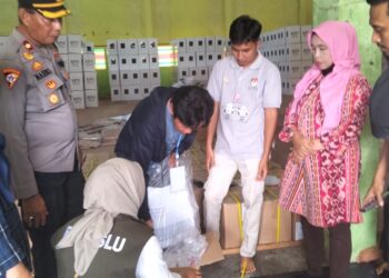 71 Petugas di Sijunjung Lakukan Sortir-Lipat, Surat Suara Pilkada Serentak Siap Disalurkan