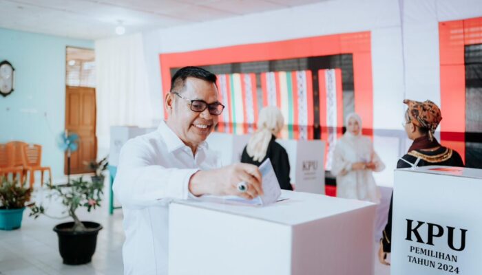 Calon Gubernur Epyardi Asda Coblos di TPS 006 Nagari Singkarak