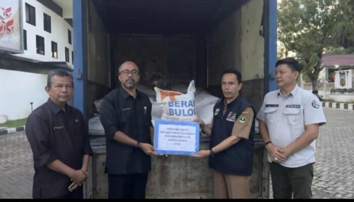 Respon Cepat Banjir Sumpur Kudus, Dinsos Sumbar Salurkan 2,8 Ton Beras untuk Warga Terdampak