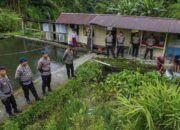 Satbrimob Padang Panjang Lepas 10 Ribu Bibit Ikan di Kolam Silaing Bawah