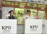Pilkada Serentak 2024, Pj Wako Padang dan Istri Salurkan Hak Suara di TPS 1