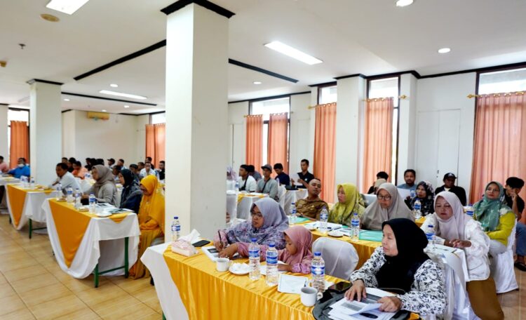 DPMPTSP Sijunjung menggelar Sosialisasi Implementasi Pengawasan Perizinan Berusaha Berbasis Risiko bagi Pelaku Usaha Sektor Depot Air Minum Isi Ulang di Hotel Bukit Gadang Muaro Sijunjung, Selasa (5/11). OGI