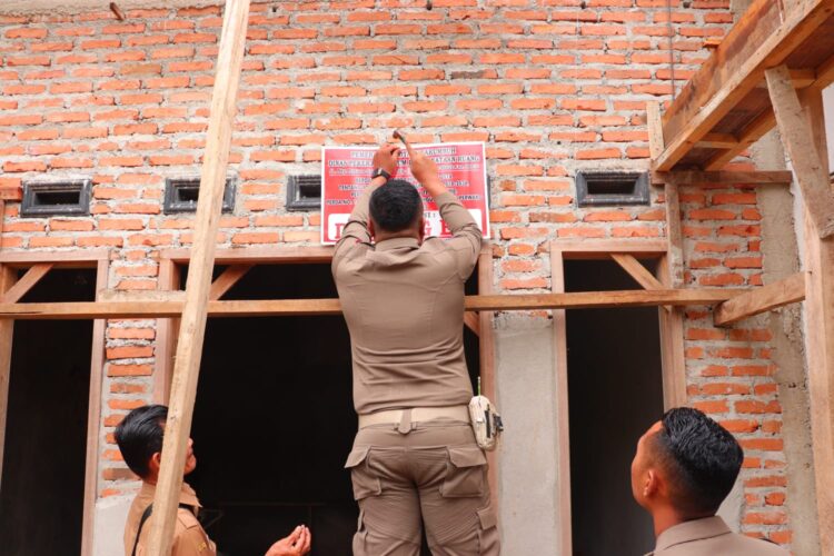 Penyegelan bangunan yang tidak memiliki izin oleh Pemko Payakumbuh dengan melibatkan berbagai pihak, Selasa (5/11). DADANG