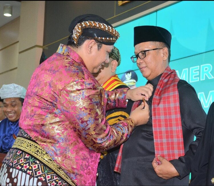 Direktur Utama PT Semen Padang Indrieffouny Indra menerima Gelar Kehormatan Kanjeng Raden Tumenggung Notopratomo. IST