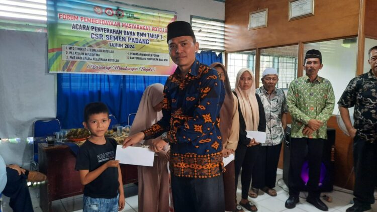 Sebanyak 80 pelajar SD dan SMP dari keluarga Rumah Tangga Miskin (RTM) di Kelurahan Koto Lua, Kecamatan Pauh, Kota Padang, menerima bantuan pendidikan dari PT Semen Padang. Bantuan ini disalurkan melalui Forum Nagari Kelurahan Koto Lua di Kantor Forum Nagari Kelurahan Koto Lua, Sabtu (28/9). IST