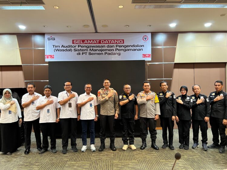 Tim Auditor Pengawasan dan Pengendalian (Wasdal) dari Direktorat Pengamanan Objek Vital Baharkam Polri melakukan audit Sistem Manajemen Pengamanan (SMP) di PT Semen Padang, Selasa (15/10). IST