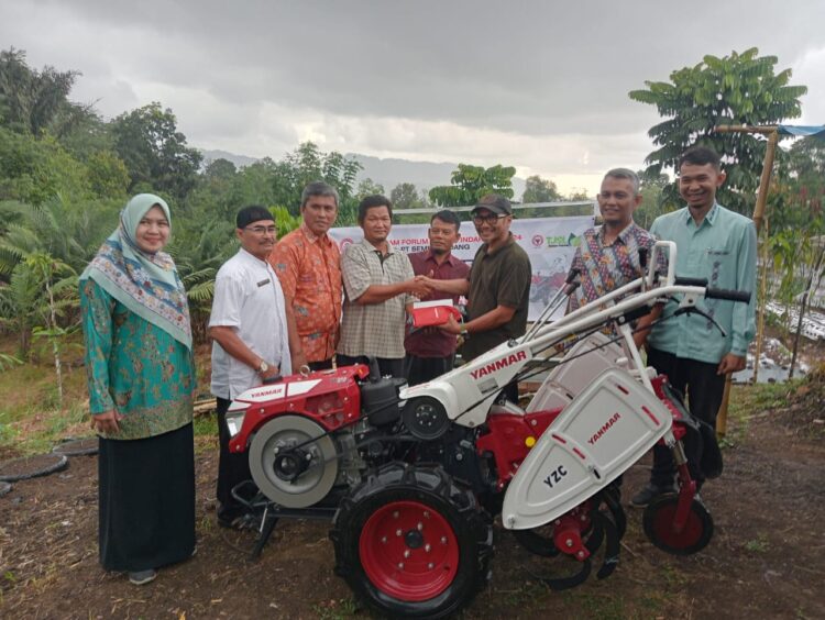 Melalui Forum Nagari Kelurahan Indarung, PT Semen Padang menyalurkan bantuan berupa satu unit hand traktor kepada Kelompok Tani Kebun Bukit Atas Padayo, Jumat (1/11). IST