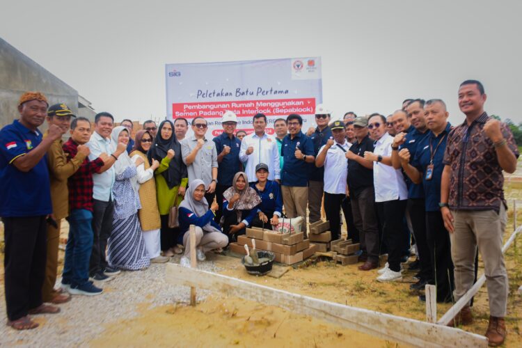 Dirut PT Semen Padang bersama Komisaris Khairul Jasmi dan pengurus DPD REI Riau foto bersama usai peletakan batu pertama pembangunan rumah Sepablock di Perumahan BSD Mandiri, Desa Karya Indah, Kecamatan Tapung, Kabupaten Kampar, Provinsi Riau, Kamis (7/11). IST