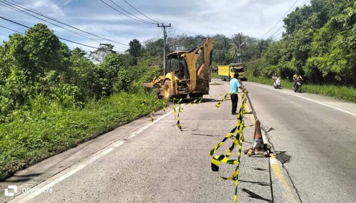 Curah Hujan Tinggi, Bahu Jalinsum di Jorong Sungai Nili Nyaris Amblas
