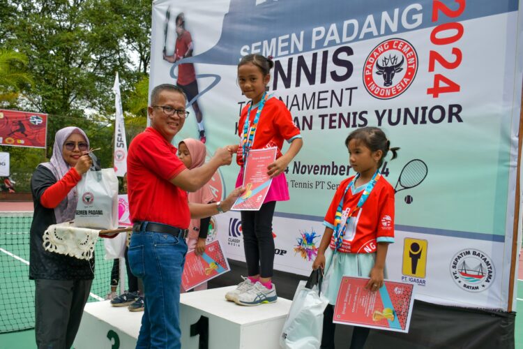 Dirut PT Semen Padang, Indrieffouny Indra memberikan hadiah kepada para pemenang. IST