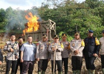 Kepolisian Daerah Sumatra Barat atau Polda Sumbar menyegel sejumlah tambang ilegal di Kabupaten Solok Selatan. 