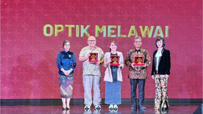 VP Director Optik Melawai Priscilla Ratna Bahana (Paling Kanan) menyerahkan penghargaan “The Best TPA” kepada Chief Marketing Officer (CMO) AdMedika M. Nasrun Ihsan (Kedua dari Kanan) dan penerima penghargaan lainnya dalam acara Eyewear Trunk Show and Corporate Award 2024 yang berlangsung di Rodenstock Building Jakarta pada Kamis, (24/10).